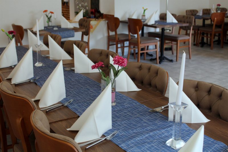 Gedeckte Tafel im Saal