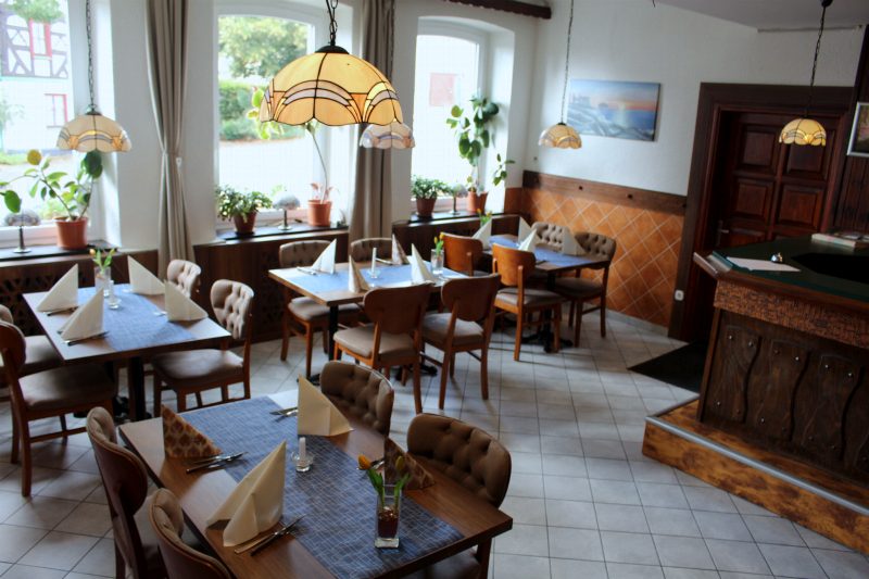 Blick zur Theke im Gastraum